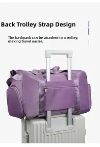 Dettaglio borsa da viaggio viola con fascia per trolley su una valigia bianca