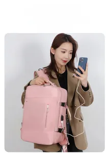 Détail du sac à dos rose multifonctionnel montrant le port de charge USB externe moderne