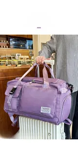 Borsa da viaggio viola capiente fissata a una valigia per comodità di viaggio