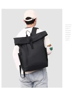 Sac à dos noir mat imperméable avec fermeture à boucle et zip latéral sur mannequin