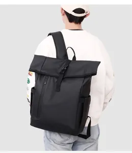 Vue arrière d'un sac à dos professionnel étanche noir avec bretelles rembourrées