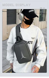 Vista detallada de la mochila de pecho rígida gris con diseño geométrico y cierre de seguridad