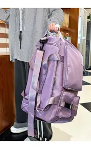 Dettaglio della borsa da viaggio viola capiente con tasche laterali e logo