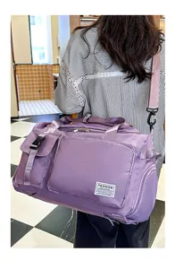 Dettaglio della borsa da viaggio viola con tasche multifunzionali e tracolla regolabile