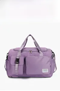 Dettaglio frontale del borsone viola con tasca a zip funzionale e tessuto in nylon