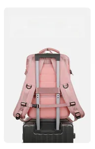 Détail du sac à dos de voyage rose montrant la sangle de fixation pour valise