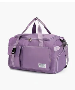Dettaglio della borsa da viaggio viola con tasche a cerniera multiple e fibbie
