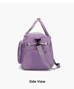 Vista laterale del borsone da viaggio viola con tasca a zip e tessuto in nylon resistente
