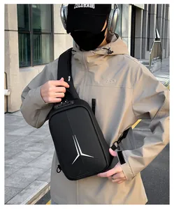 Detalle del bolso bandolera rígido negro con cierre antirrobo y diseño geométrico