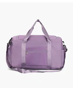 Vista posteriore della borsa da viaggio viola con manici rinforzati e tasca con zip