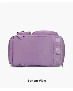 Vista dettagliata del fondo della borsa da viaggio viola con tessuto e cuciture rinforzate