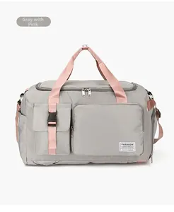 Dettaglio della borsa da viaggio grigia e rosa con tasche frontali e trama in nylon
