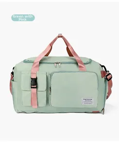 Dettaglio borsa da viaggio verde con spalline rosa e design con tasche multifunzionali