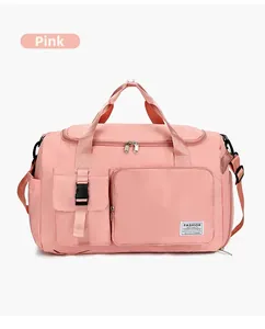 Dettaglio della borsa da viaggio rosa con tasche funzionali e scomparto per scarpe