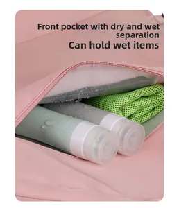 Détail du sac à dos rose avec une poche avant étanche pour les articles mouillés