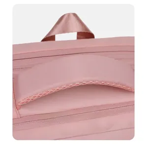 Détail de la poignée de sac à dos rose rembourrée avec filet respirant et coutures solides