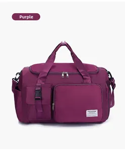 Dettaglio del borsone da viaggio viola in nylon resistente con tracolle regolabili e fibbia