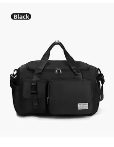 Dettaglio della borsa sportiva in nylon nero con cerniera frontale e fibbia laterale