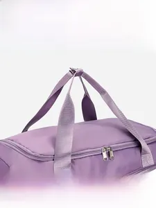Dettaglio della borsa da viaggio viola con manici in tessuto e chiusura a zip sicura