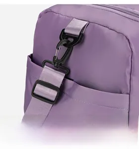 Dettaglio della tracolla viola regolabile e rimovibile con ganci in plastica nera