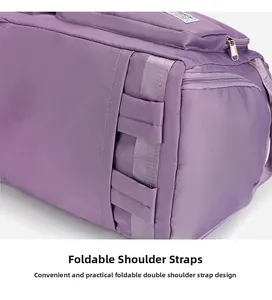Dettaglio degli spallacci riponibili della borsa da viaggio viola di grande capacità