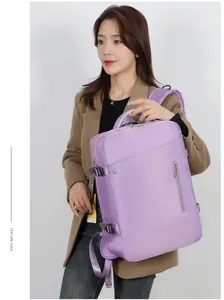 Vue détaillée du grand sac à dos de voyage lilas avec tissu résistant à l'eau et boucles