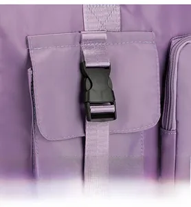 Dettaglio della fibbia robusta e della trama sulla borsa sportiva da viaggio viola