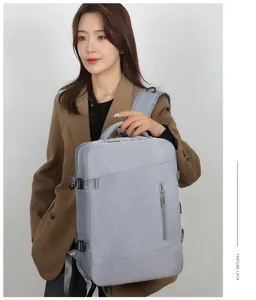 Sac à dos de voyage gris clair imperméable avec boucles latérales et poche avant zippée