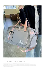 Dettaglio della borsa da viaggio grigia in Oxford con cinghie rosa e logo fashion