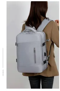 Sac à dos voyage gris clair avec port USB et détails de boucle latérale