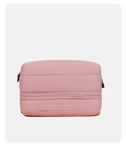 Détail du fond en maille respirante du grand sac à dos de voyage rose