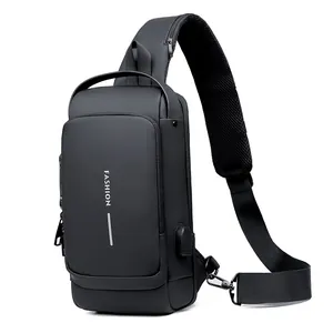 Detail van zwarte schoudertas met externe USB-poort en ademende mesh-schouderbanden