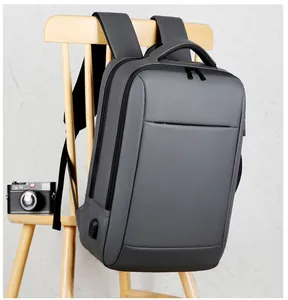 Détail du port de charge USB sur un sac à dos business gris imperméable pour ordinateur