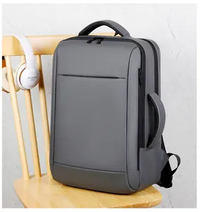Détail du sac à dos étanche gris pour ordinateur avec double poignée et texture lisse