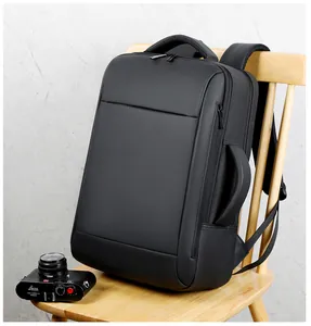 Détail d'un sac à dos professionnel noir étanche sur une chaise en bois avec un appareil photo