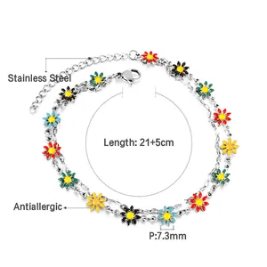 Detail der zweilagigen Edelstahl-Fußkette mit bunten Gänseblümchen-Anhängern