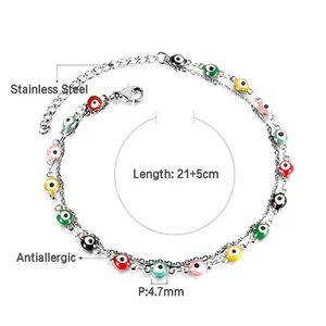 Detailansicht der doppelreihigen Edelstahl-Fußkette mit bunten Evil-Eye-Anhängern