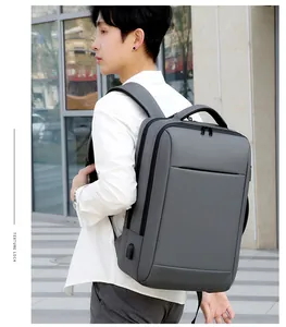Sac à dos pour ordinateur avec port USB montré dans un environnement urbain moderne