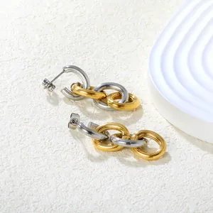 Orecchini a perno geometrici bicolore con maglie in oro e argento su sfondo bianco