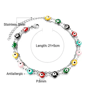 Detaillierte Makroansicht einer zweilagigen Edelstahl-Fußkette mit bunten bösen Blick Perlen
