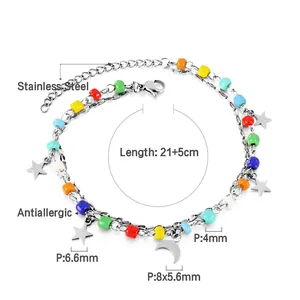 Detail der bunten Perlen-Doppel-Fußkette mit Mond- und Sternanhängern aus Edelstahl-Material