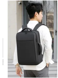 Vue latérale détaillée d'un sac à dos professionnel étanche noir avec bretelles ergonomiques