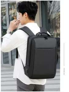 Sac à dos d'affaires noir mat pour ordinateur avec port USB externe et design élégant