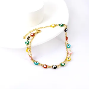 Minimalistisches doppellagiges Goldfußkettchen mit bunten Evil Eye Emaille-Anhängern