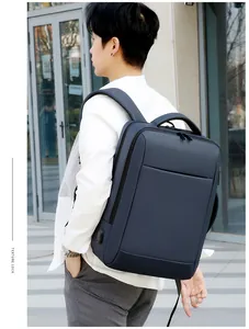 Détail du sac à dos business bleu foncé montrant le tissu imperméable et le port USB intégré