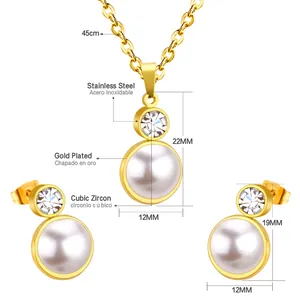 Détails de l'ensemble collier et boucles d'oreilles en acier doré avec zircone et perle