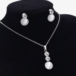 Parure bijoux pierre œil de chat élégante avec collier argenté et boucles sur fond noir