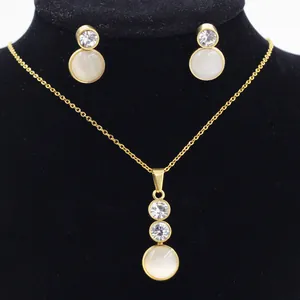 Parure de bijoux dorée avec œil de chat, collier et boucles d'oreilles sur présentoir