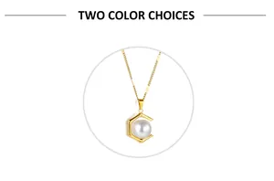 Detailansicht eines goldenen geometrischen Anhängers mit einer großen weißen Perle