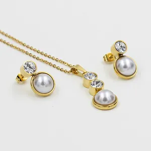 Parure de bijoux élégante en or et perles avec strass brillants et collier